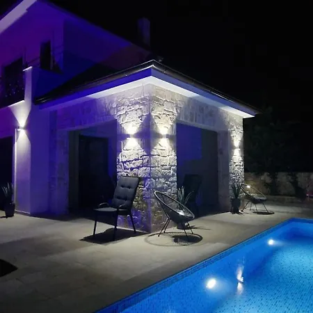 Luxury Aramis With Jacuzzi In Malinska *