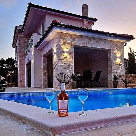 Luxury Aramis With Jacuzzi In Malinska