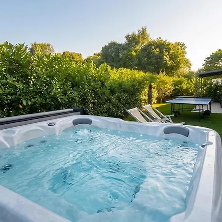 Villa Luxury Aramis With Jacuzzi In Malinska *