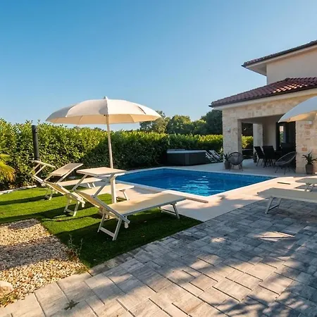 Luxury Aramis With Jacuzzi In Malinska Villa *