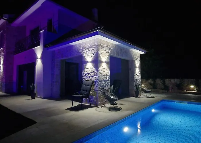 Luxury Aramis With Jacuzzi In Malinska *