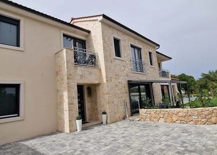 Luxury Aramis With Jacuzzi In Malinska Villa *