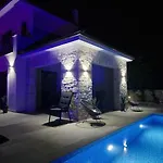 Luxury Aramis With Jacuzzi In Malinska *